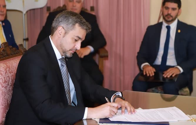Abdo Benítez firma convenio para obtener "soluciones permanentes" ante crecidas