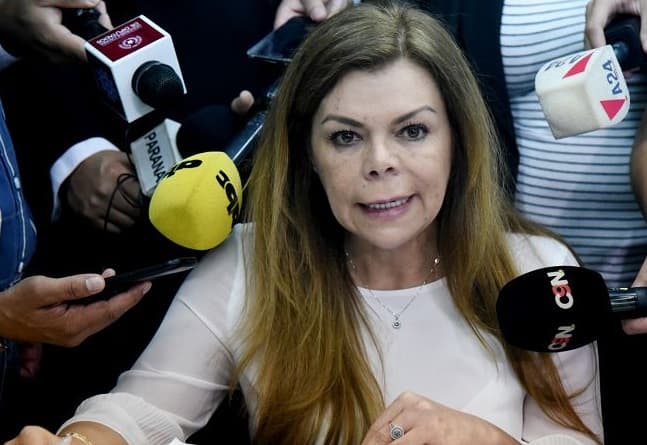 Sandra McLeod ahora dice que se mantendrá al frente de comuna esteña