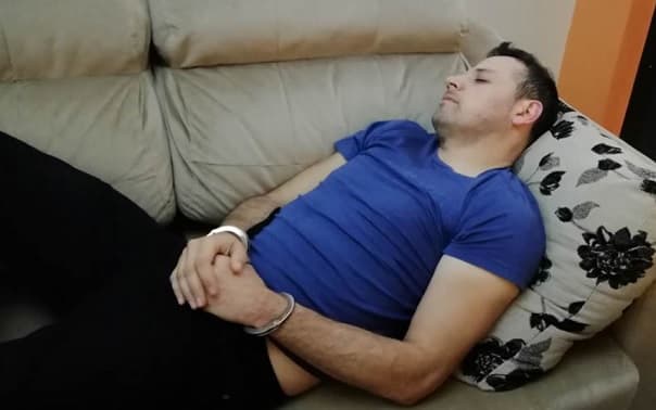 Hallan sofá relleno de dinero en casa de “Cucho”