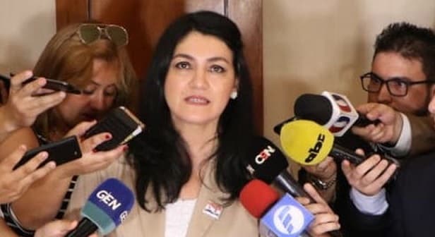 Viceministra defiende a su marido y habla de acciones legales