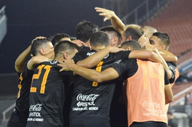 Olimpia triunfa ante Libertad y está muy cerca del título