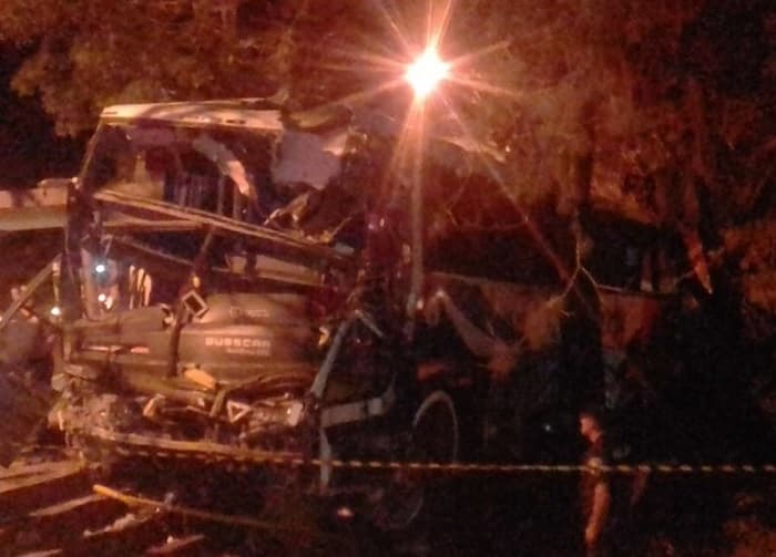 Choque de bus de larga distancia deja heridos