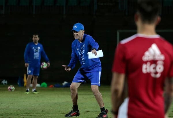 Osorio ensaya varios equipos para amistoso de la Albirroja