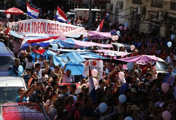 Manifestantes marchan contra ideología de género