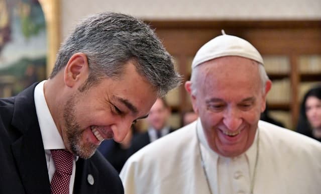 Abdo Benítez conversa con Francisco y lo invita a volver a Paraguay