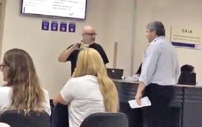 Payo Cubas protesta en sanatorio privado por tardanza de médico