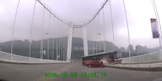 Pelea entre chofer y pasajera causa accidente y deja 15 muertos