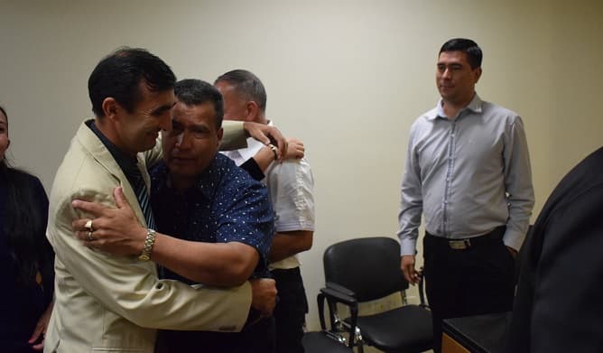 Absuelven a policías procesados por asesinato de joven