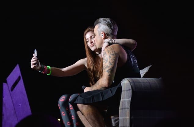 Robbie Williams encanta con una entrega plena a su público