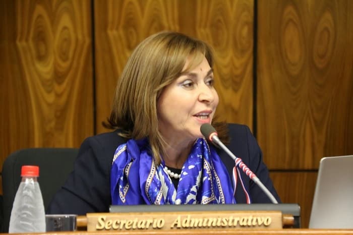 Entre lágrimas, González dice que renuncia por su hijo