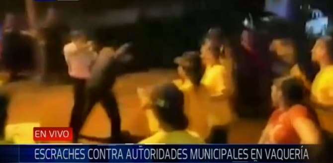 Concejal, cansado de escraches, golpea a bombero que se manifestaba