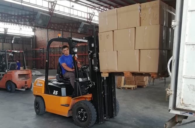 Inédito inicio de envío de kits escolares a instituciones públicas