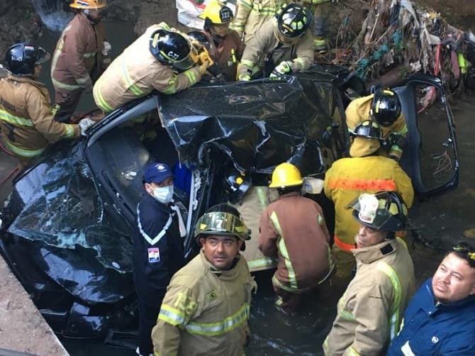Joven perece al caer con su vehículo a un arroyo