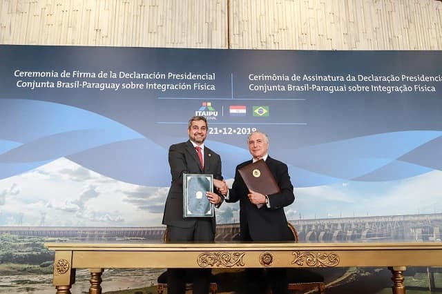 Abdo Benítez destaca importancia de puentes durante firma de acuerdo