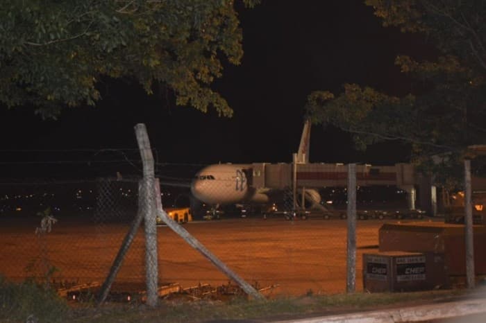 Amenaza de bomba retrasa vuelo por varias horas