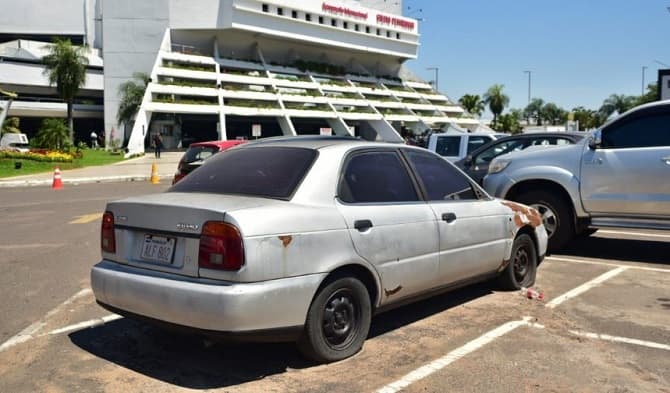 Descubren vehículo estacionado hace seis años en el aeropuerto