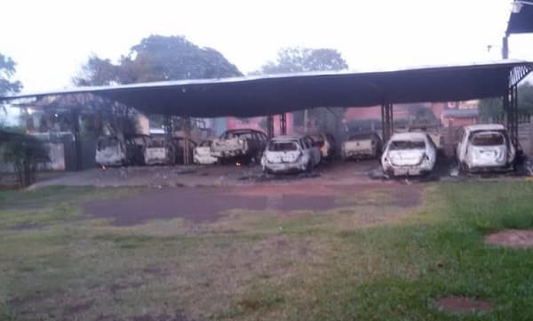 Con armas de guerra y bombas atacan tres viviendas en Ypejhú