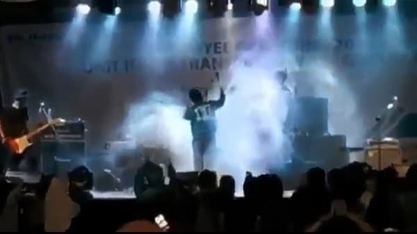 Tsunami interrumpe concierto y mata a miembros de banda musical