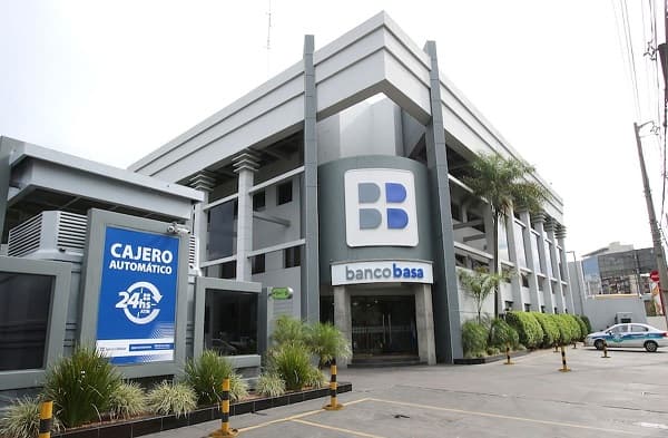 Banco del Grupo Cartes demanda a diario y reclama miles de millones