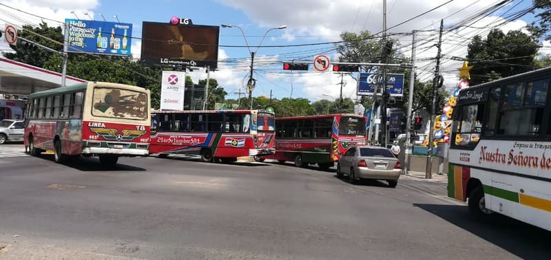 Trabajadores de empresas de transporte cierran importante intersección