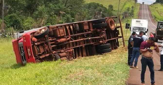 Camión con evidencias incautadas sufre accidente