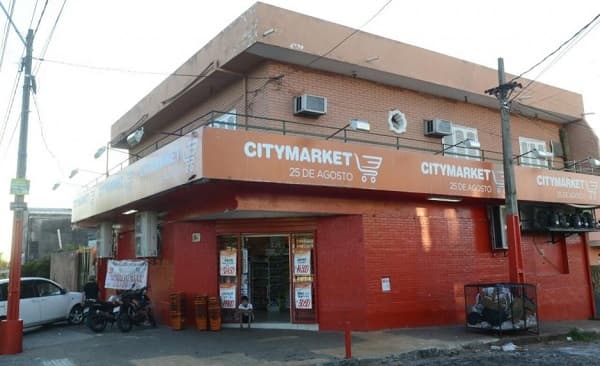 Delincuentes asaltan minimercado y se llevan caja fuerte