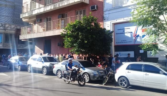 Objetores de conciencia forman extensa fila para evitar el cuartel