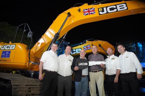 Concesionaria presenta moderna excavadora