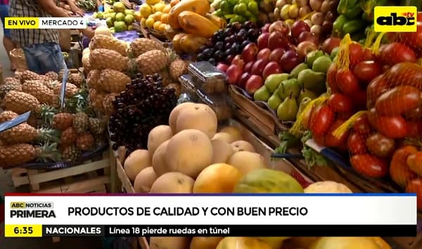 Ofertan frutas y verduras en el Mercado 4