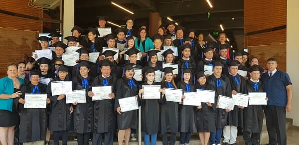 Se gradúan 48 jóvenes y adultos de colegio interno de reconocido supermercado