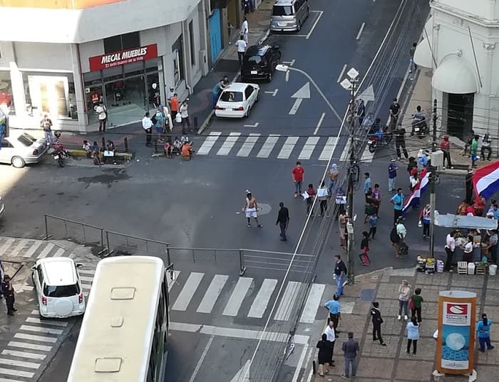 Violentos incidentes en movilización de nativos en el microcentro