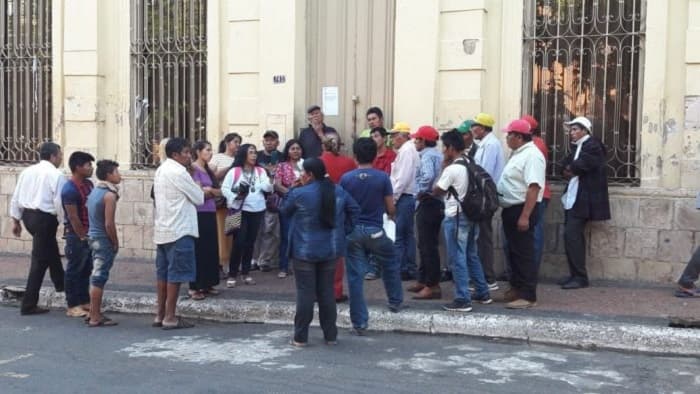 Indígenas bloquean acceso de funcionarios al Indi pese a orden judicial