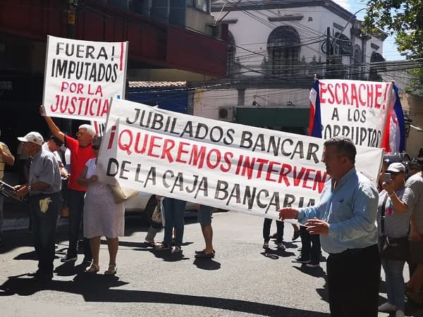 Jubilados continúan con manifestación y exigen celeridad en el caso