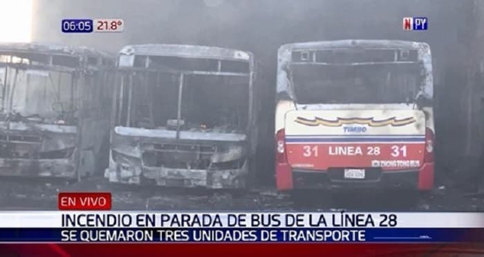 Incendio consume buses en parada de la Línea 28