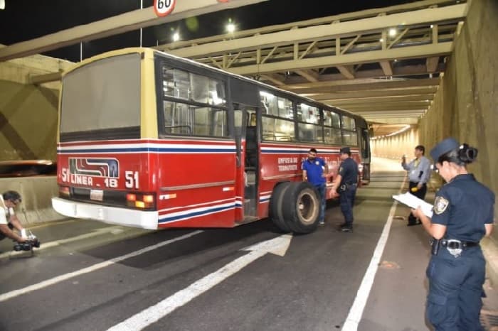 Bus que opera con medida judicial casi pierde una rueda