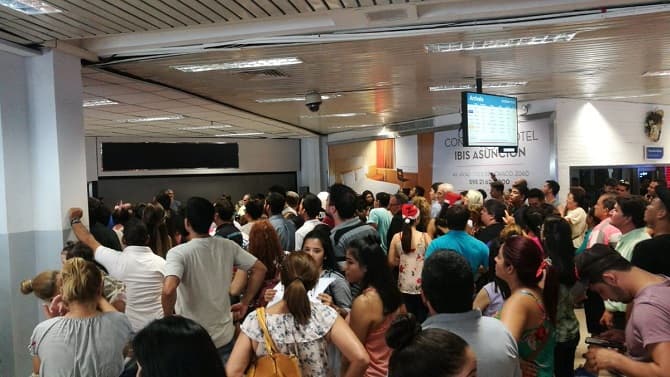 Cientos de personas aguardan a familiares en el Aeropuerto