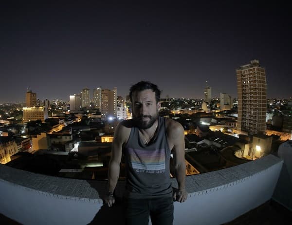 Artista paraguayo presenta muestra de arte visual