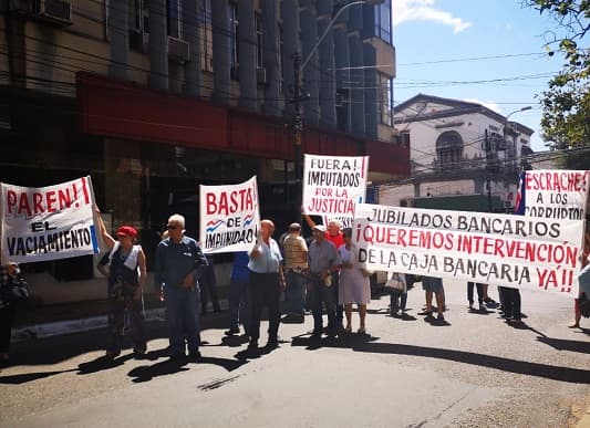 Jubilados exigen justicia en caso de lesión de confianza en la Caja Bancaria