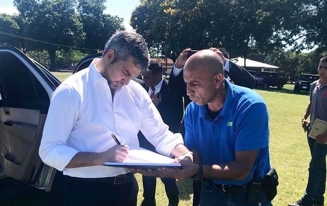 Abdo Benítez firma autorización para que su hijo cumpla el cuartel