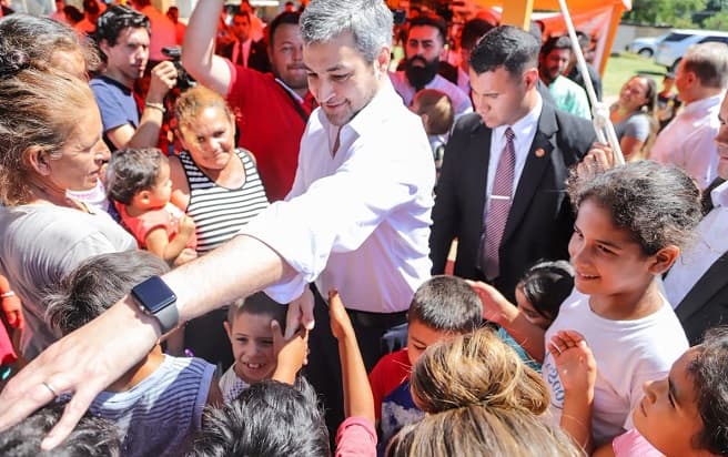 Abdo Benítez entrega alimentos a ribereños y narra llamativa anécdota de comicios