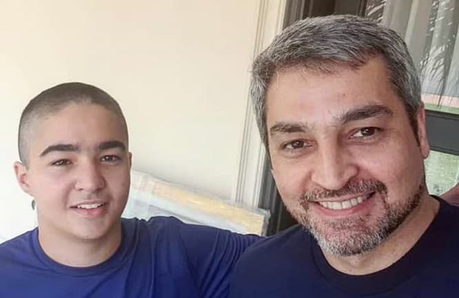 Presidente muestra a su hijo con recorte militar