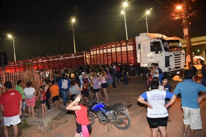 Motociclista muere tras colisionar contra un camión en Limpio