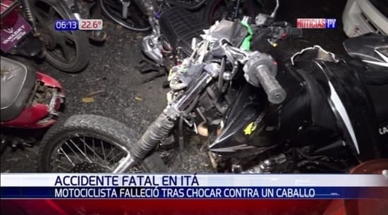 Motociclista muere tras chocar contra un caballo