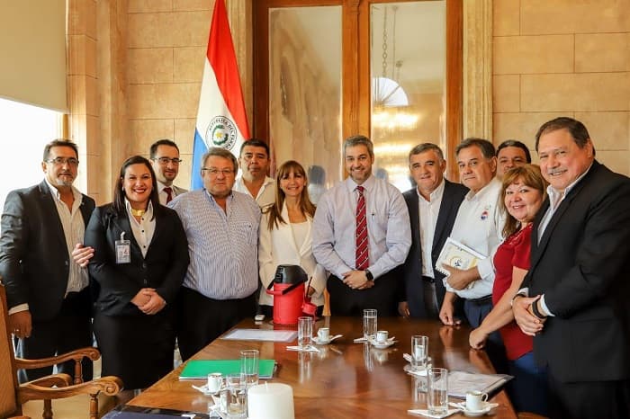 Aumento salarial y generación de empleo ocupan agenda de Presidente y sindicatos