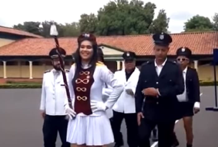 Destituyen a comandante de comunicación por parodia del Ejército