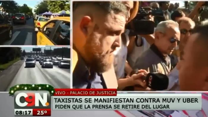 Taxistas agreden a periodistas durante manifestación