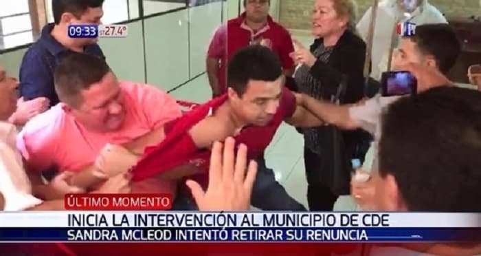 Impiden que Sandra McLeod retire su renuncia