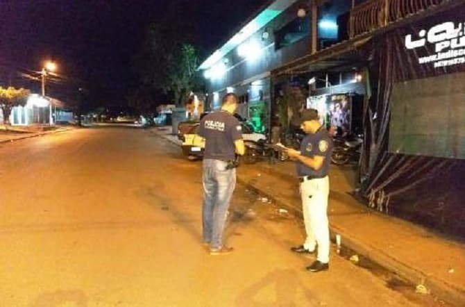 Sicarios acribillan a hombre frente a local bailable