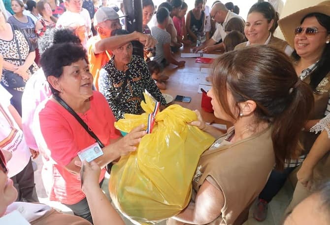 Primera Dama asiste a damnificados de lejana localidad del Chaco