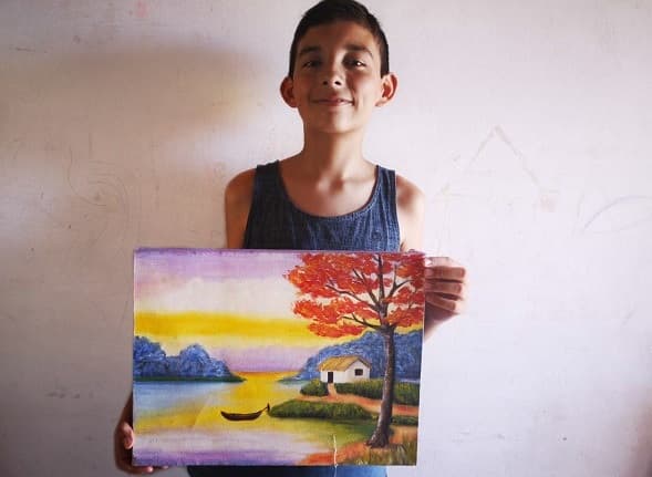 Con su arte, adolescente ayuda a su madre en el sustento del hogar